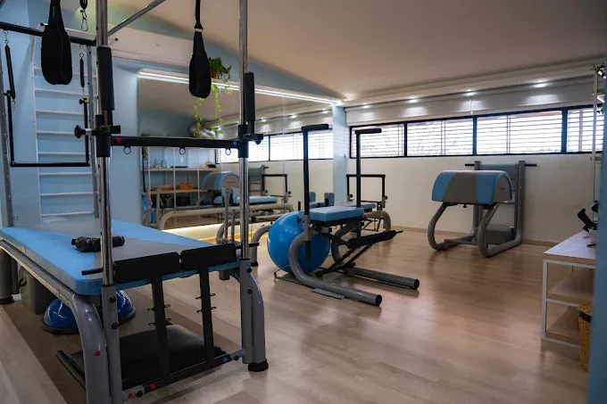Sala de atendimento da Flow Fisioterapia e Pilates, com maca e bola suíça