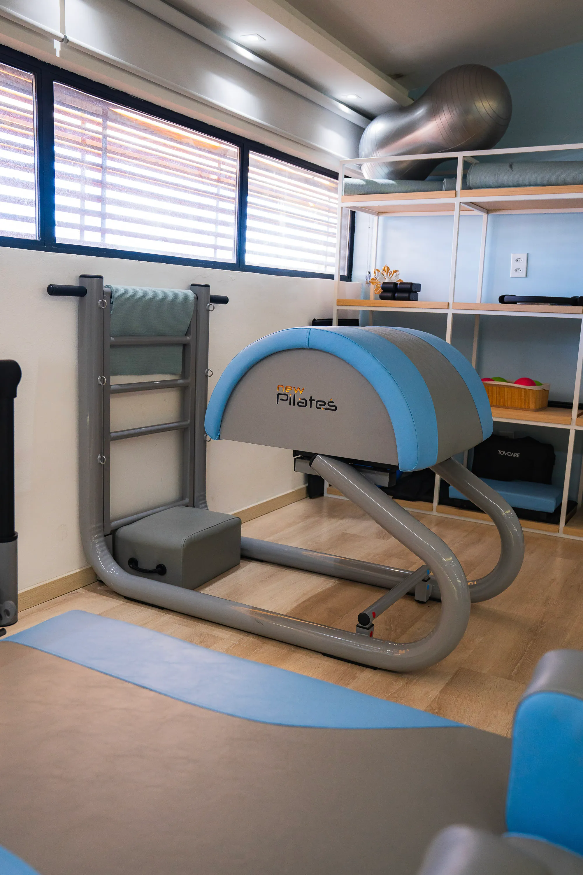 Equipamento de reabilitação e pilates clínico no estúdio da Flow